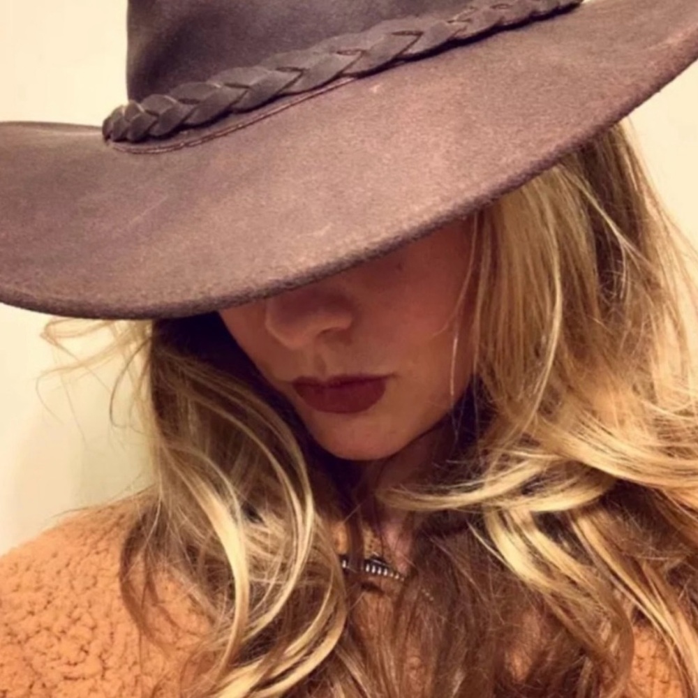 MINNETONKA SUEDE HAT🔥Perfect on the RIGHT Gal with cool confidence & attitude !